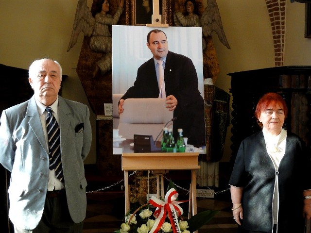 Na zdjęciu: Jan i Jadwiga Gosiewescy. W środku umieszczone jest zdjęcie Przemysława Gosiewskiego