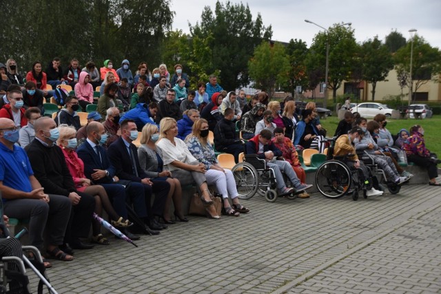 Obchody Dnia Godności Osób z Niepełnosprawnością w Jędrzejowie. Spotkanie uświetnił występ zespołu "Grześki".