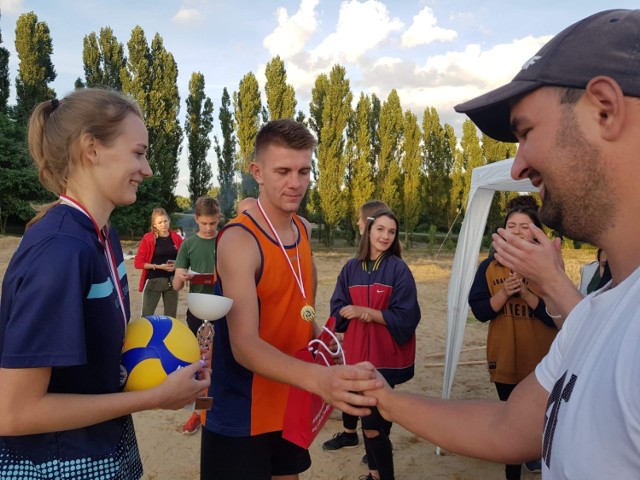 W Lipnie na boisku przy ulicy Łącznej rozegrano III Turniej Plażowej Piłki Siatkowej MIXTY.