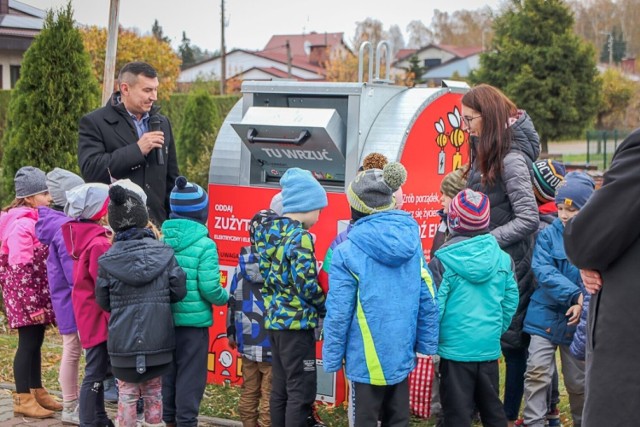 Dzieci z przedszkola na Przylesiu wypróbowały  jeden z ośmiu bezpiecznych pojemników na elektroodpady