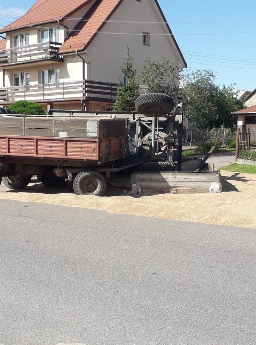 Steyr ciągnący dwie przyczepy ze zbożem wywrócił się.