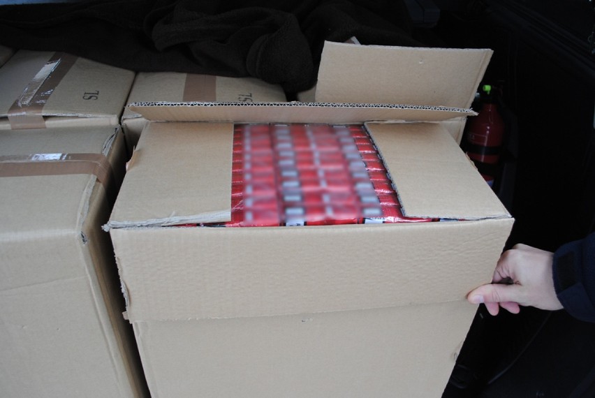 39-latek z Włocławka miał w samochodzie 10 000 paczek papierosów bez polskich znaków akcyzy