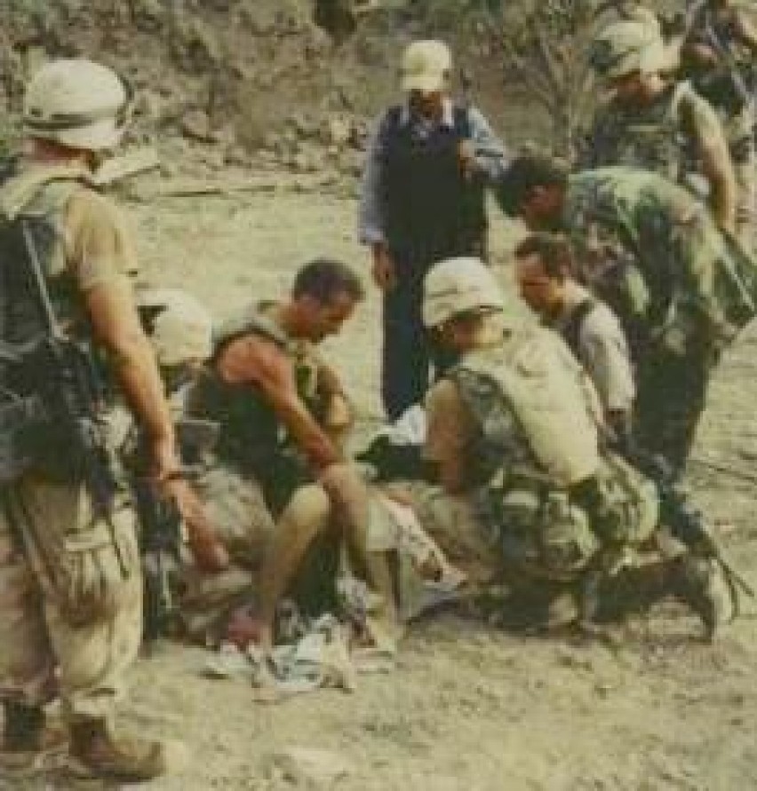 Amerykańscy żołnierze udzielający pomocy medycznej rannemu...