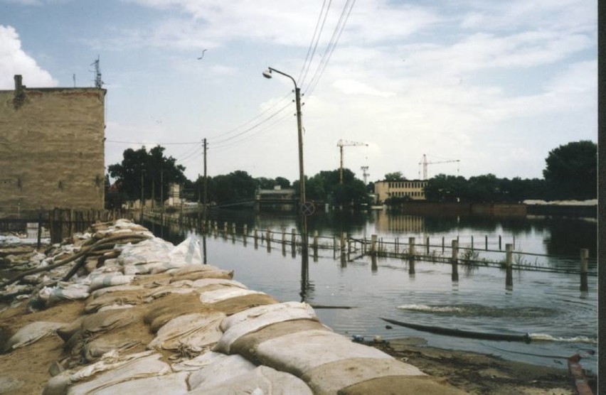 Mija 18 lat od powodzi tysiąclecia w Nowej Soli [archiwalne zdjęcia]