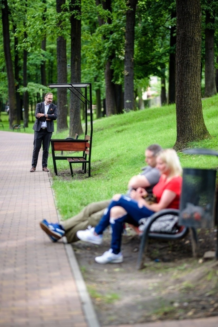 Ławeczki z przewijakami stanęły w parkach w Zawierciu.