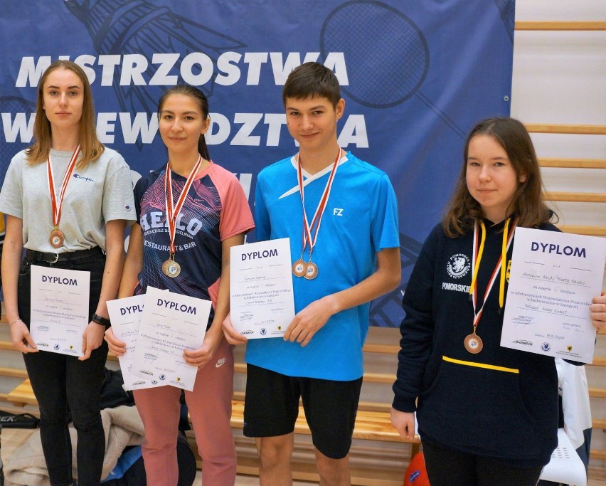 UKS Bliza Władysławowo na badmintonowych mistrzostwach Pomorza w Gdyni. Zabrakło jednego złota, ale wyniki są świetne | ZDJĘCIA