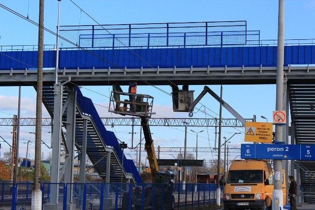 Firma modernizująca kładkę nad peronami dworca Chełm Główny już kończy powoli prace. Od 1 listopada kładka ma zostać otwarta.
