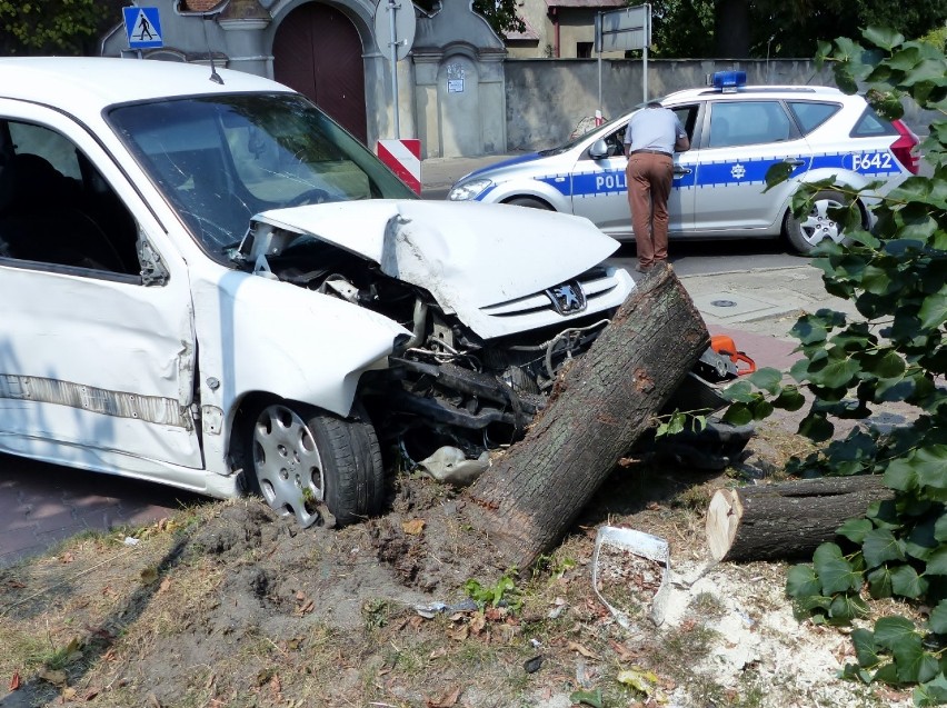 Wypadek w Złoczewie. Auto uderzyło w drzewo.