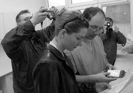 Kurierka dr Katarzyna Nowak i dr Sebastian Giebel sprawdzają przysłany szpik kostny.  Fot. Tomasz Jodłowski