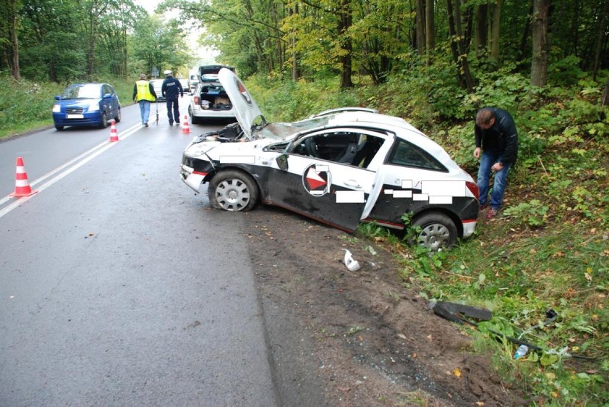 Jodłowno: Wypadek na drodze nr 221. 41-latka dachowała i wylądowała w rowie