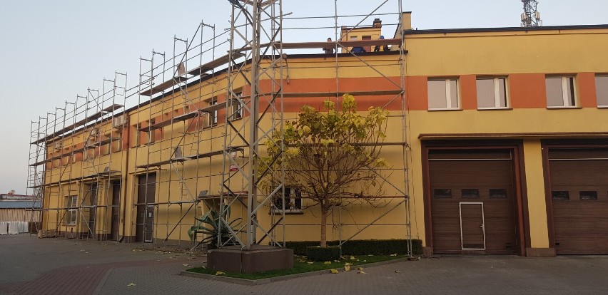Remont budynku straży pożarnej w Wągrowcu. Na dachu zamontowano między innymi panele fotowoltaiczne 