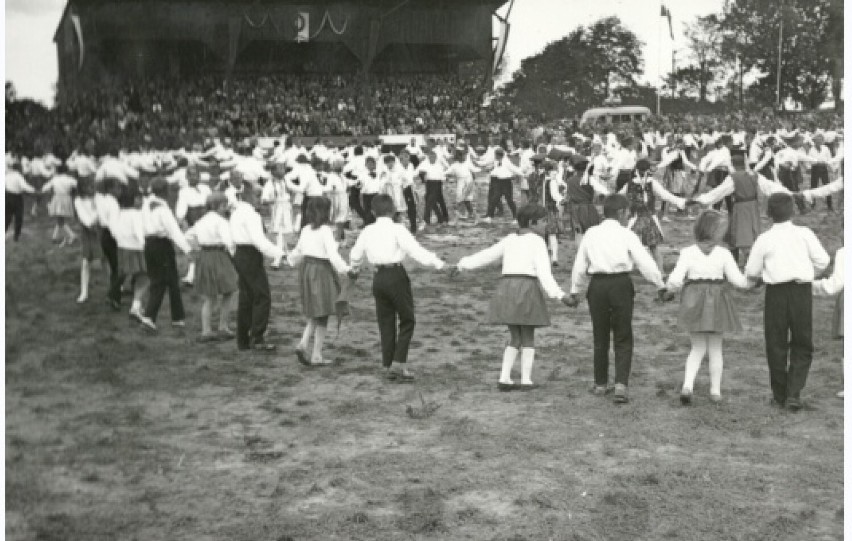 Tłumy na powiatowych dożynkach 1964 w Aleksandrowie...