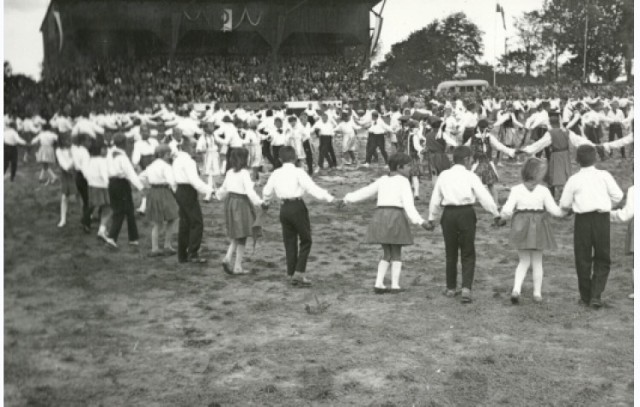 Tłumy na powiatowych dożynkach 1964 w Aleksandrowie Kujawskim