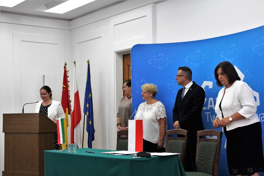 Ambasador Węgier w Zamościu. Odsłonięto tablicę pamiątkową oraz podpisano ważny dokument