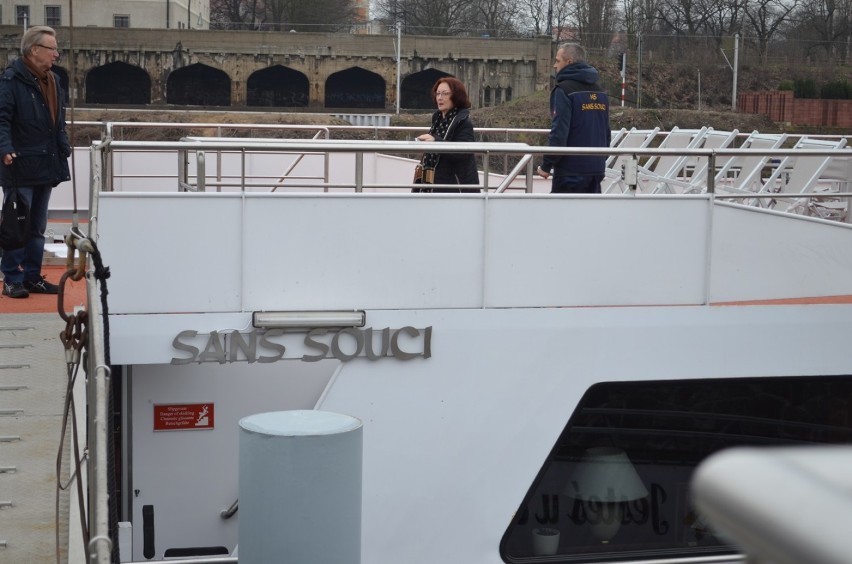Wycieczkowy statek MS Sans Souci zawitał do głogowskiej mariny. ZOBACZ, JAK WYGLĄDA W ŚRODKU
