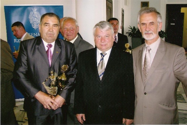 Jerzy Ratajczak (z lewej) z pucharem i statuetką za najlepszego sołtysa 2010 roku