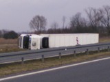 Wypadek na A4 w pobliżu Brzesku: kierowca tira zasnął za kierownicą [ZDJĘCIA]