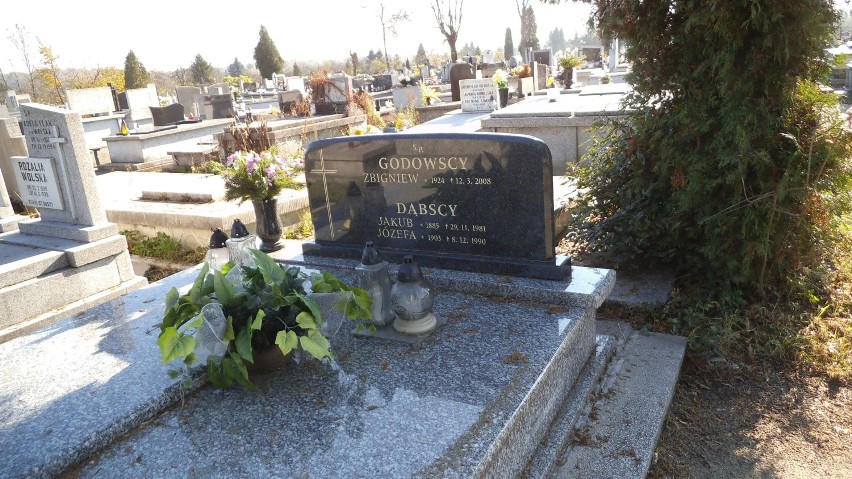 Dąbrowskie cmentarze pełne są cennych nagrobków. TPDG...
