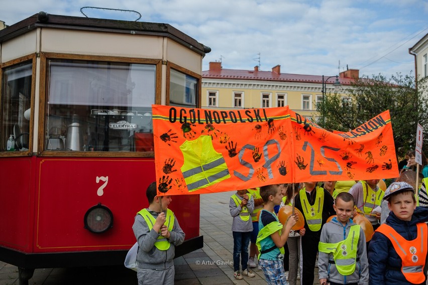 Akcja Odblaskowa Szkoła na Rynku w Tarnowie. Tańcząc belgijkę zwracali uwagę na bezpieczeństwo na drodze. Zobacz zdjęcia