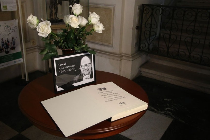 Księga kondolencyjna w Bielsku-Białej po tragicznej śmierci Pawła Adamowicza