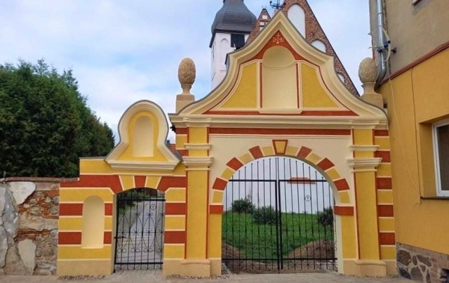 Zabytkowa brama przy kościele w Kwielicach została odrestaurowana