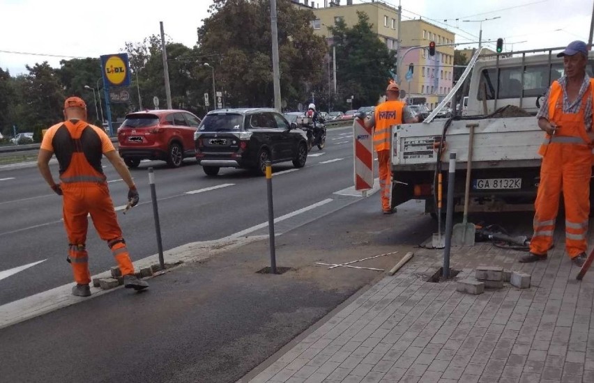 Kontrowersyjny słupek na środku trasy rowerowej wzdłuż ulicy Morskiej już przyczyną wypadków. Poszkodowany rowerzysta WIDEO