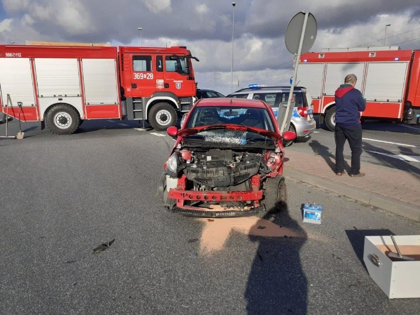 Wypadek  w Wojniczu. Dwa samochody osobowe zderzyły się na drodze wojewódzkiej nr 975. Obwodnica Wojnicza jest zablokowana [ZDJĘCIA]