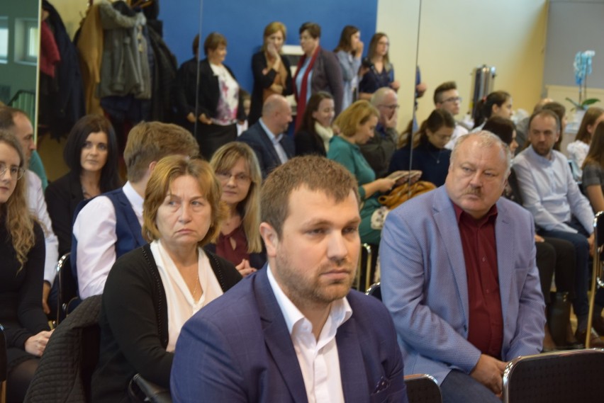 Stypendia Fundacji na Rzecz Rozwoju Powiatu Wieluńskiego wręczone[FOTO, WIDEO]