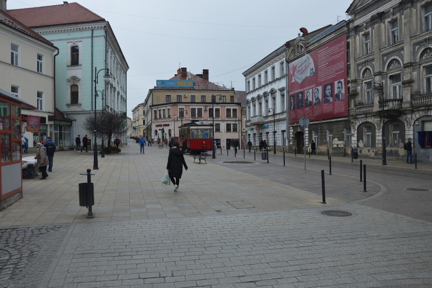 Koronawirus. Ulice w Tarnowie puste. Kolejki tylko w aptekach i sklepach [ZDJĘCIA]