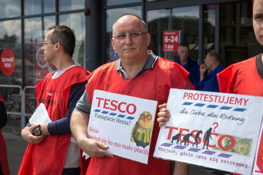 Pracownicy Tesco protestowali w Gdyni. Walczą o lepsze warunki zatrudnienia