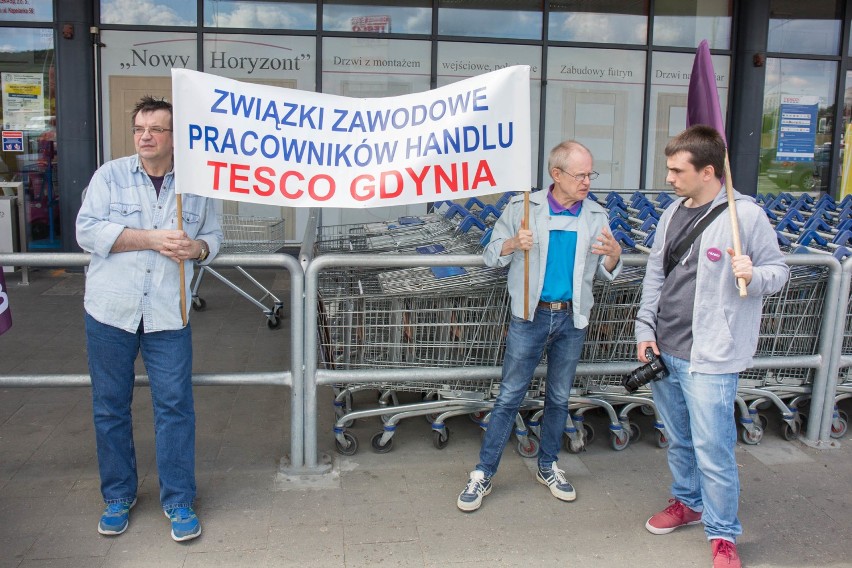 Pracownicy Tesco protestowali w Gdyni. Walczą o lepsze warunki zatrudnienia