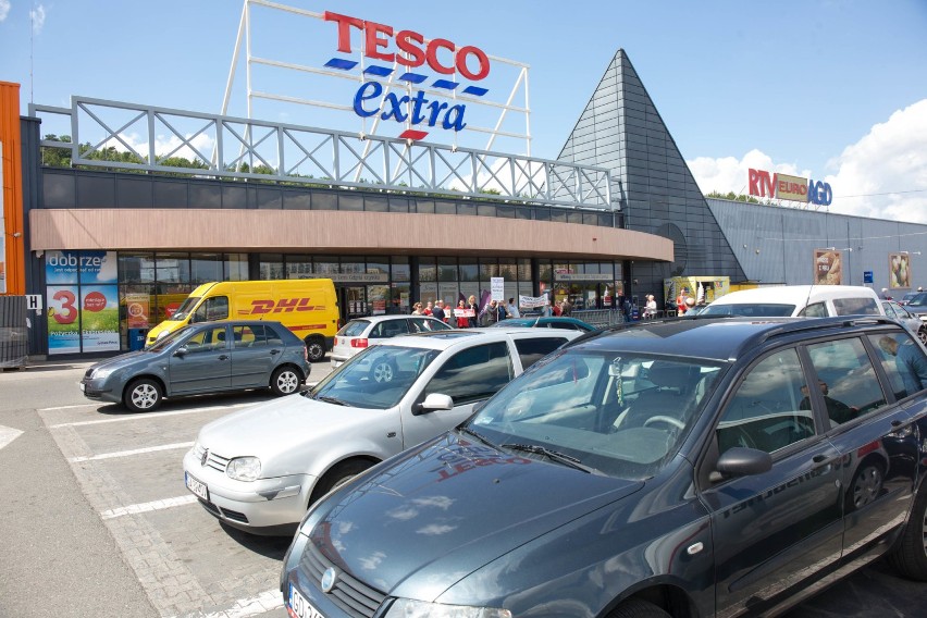 Pracownicy Tesco protestowali w Gdyni. Walczą o lepsze warunki zatrudnienia