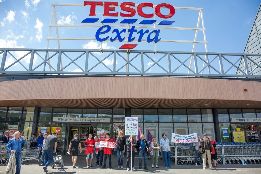 Pracownicy Tesco protestowali w Gdyni. Walczą o lepsze warunki zatrudnienia