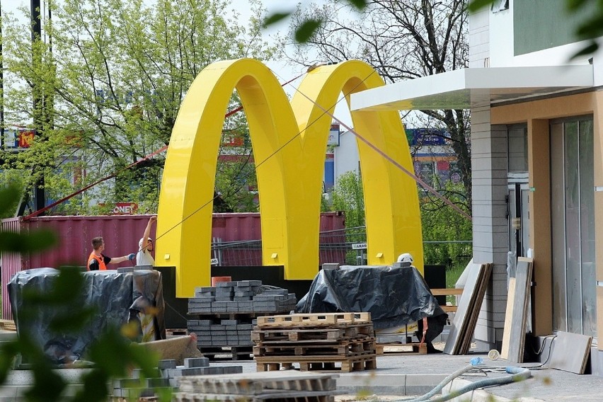 Ogromny pylon z logo stanął przy budowanej restauracji McDonald’s w Skarżysku