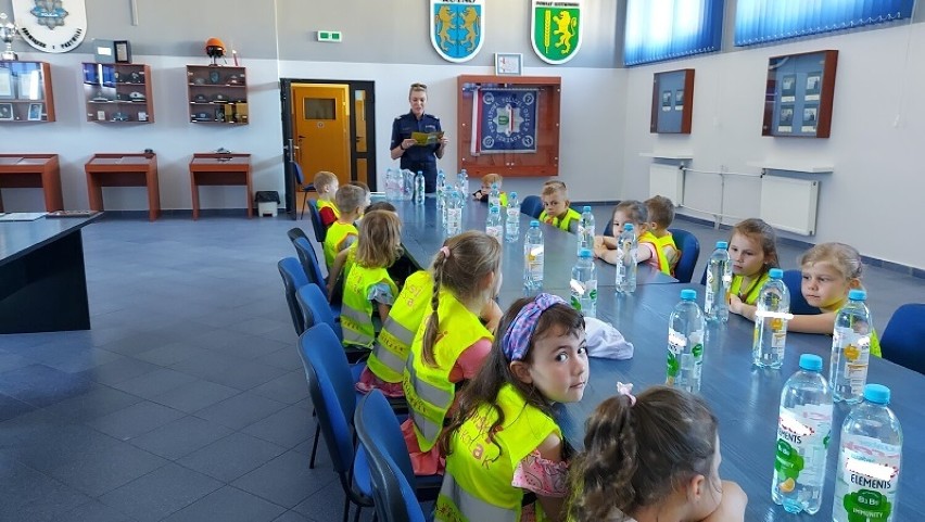 Dzieci z Przedszkola Miejskiego nr 17  "Niezapominajka" w Kutnie odwiedziły kutnowską komendę