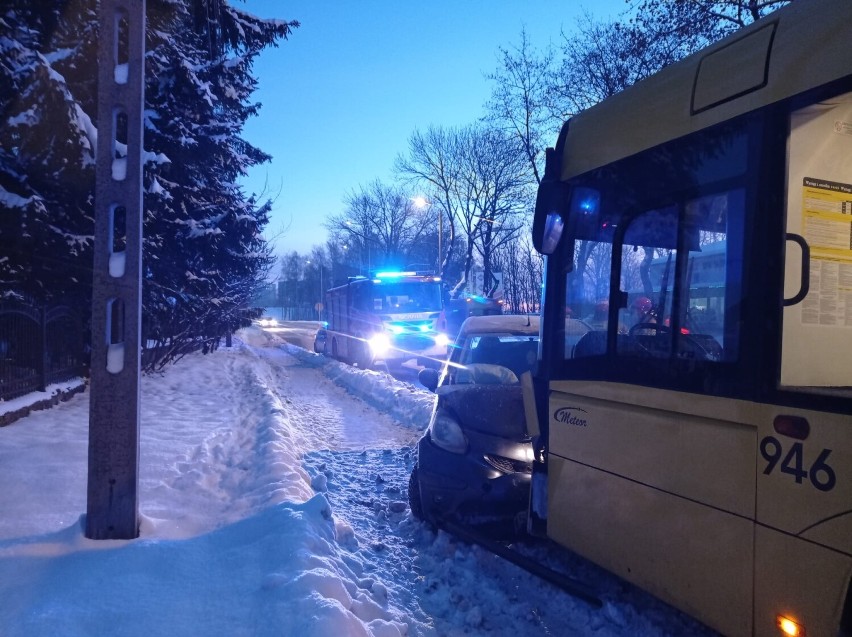 Czołowe zderzenie autobusu z osobówka w Rudzie Śląskiej. Wyglądało to bardzo groźnie