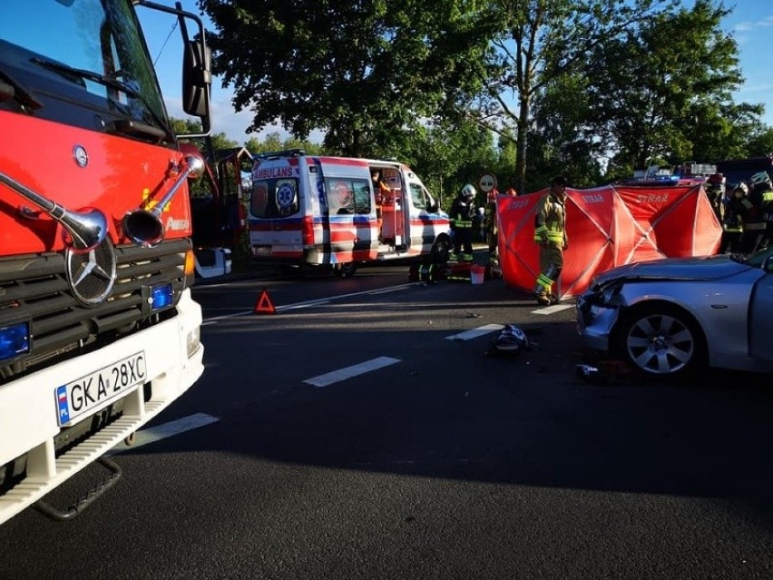 Śmiertelny wypadek w Nowym Tuchomiu między Gdynią a Żukowem 21.07.2020. Zderzenie samochodu z motocyklem. Nie żyje 26-letni motocyklista