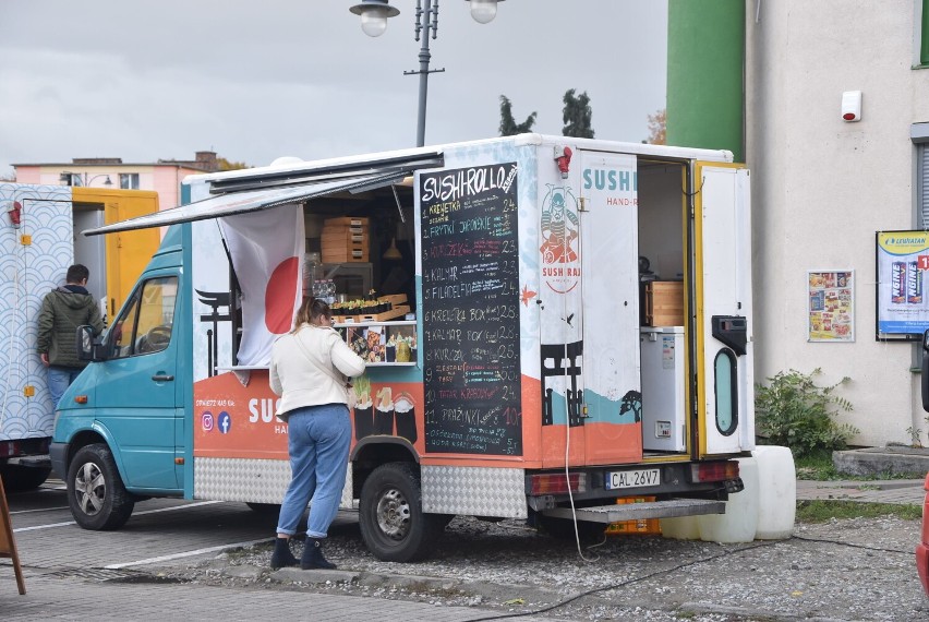 Malbork. Food trucki przyciągnęły miłośników smacznego jedzenia. Z samochodów podawali kuchnię z różnych stron świata