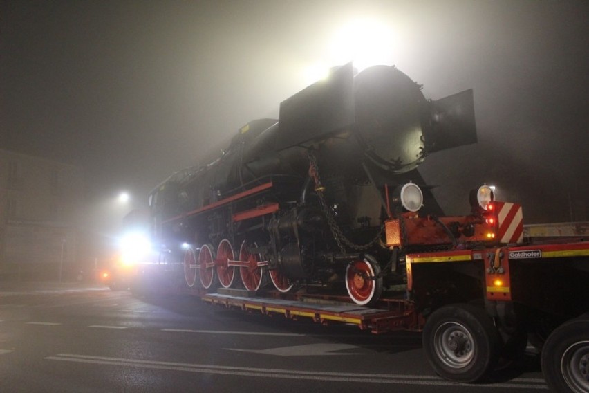 Nocny transport lokomotywy zakończył się nad ranem w...