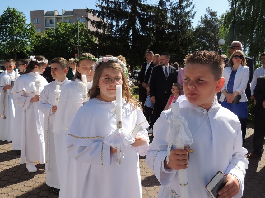 Pierwsza Komunia Święta w parafii pw. Św. Wojciecha w Wągrowcu. Pierwsza niedzielna grupa dzieci przyjęła sakrament