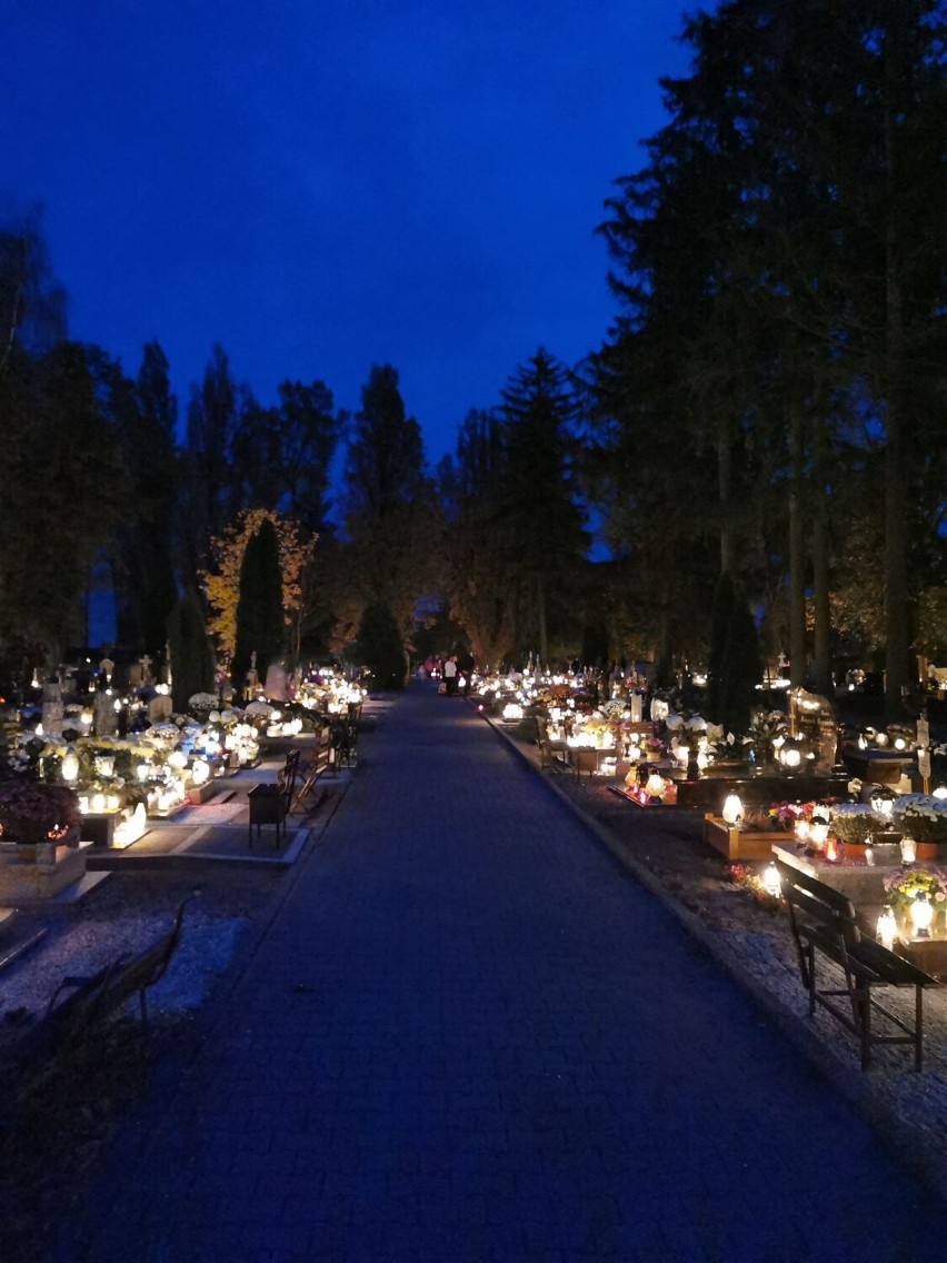 Nocne zdjęcia cmentarza w Żarach robią wrazenie. Tak...