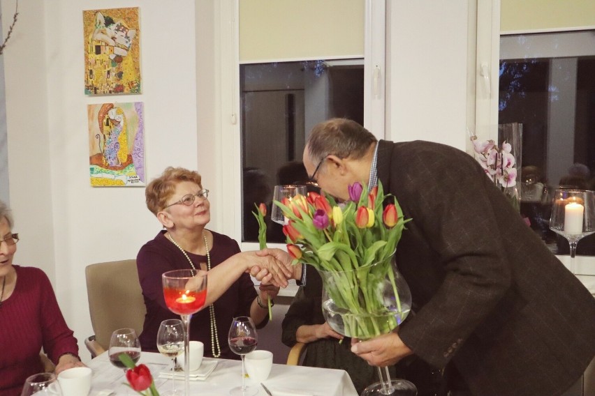 Seniorzy ze Staszowa świętowali Dzień Kobiet. Były śpiewy i występ kabaretu - zobacz zdjęcia