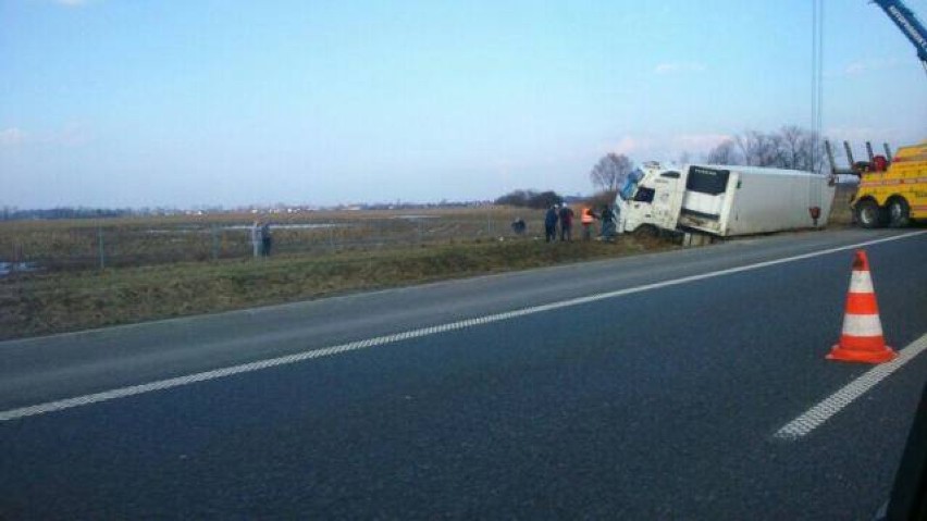 Wypadek na A4 w pobliżu Brzesku: kierowca tira zasnął za kierownicą [ZDJĘCIA]