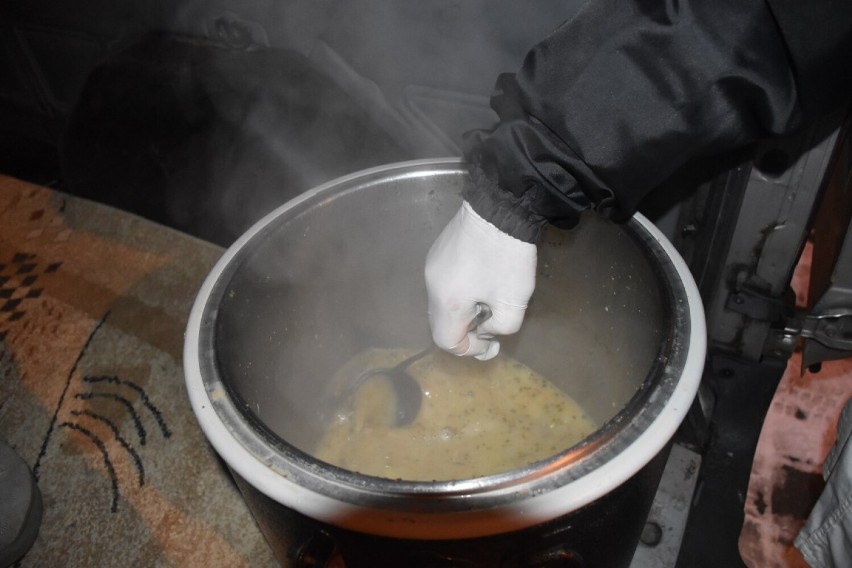 Mieszkańcy Schroniska św. Brata Alberta rozdają zupę potrzebującym. ZDJĘCIA