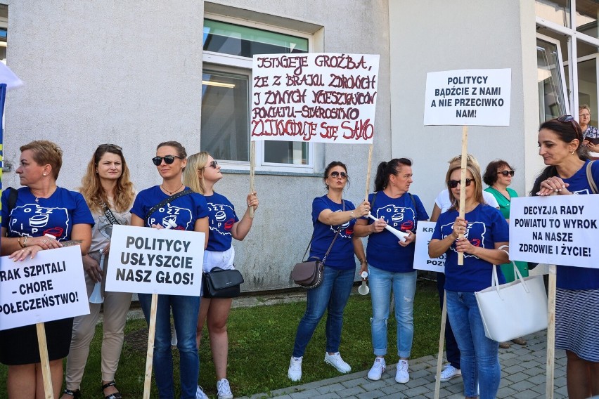 Protest w obronie szpitala w Lesku. Powiat: "Nikt nie ma zamiaru likwidować szpitala" [WIDEO, ZDJĘCIA]
