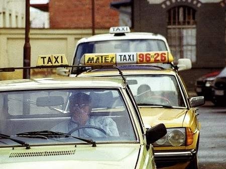 Na klienta trzeba czasami długo czekać. Zdaniem korporacji taksówkarskich, w mieście taksówek jest za dużo.
  FOT. MARCIN OLIVA SOTO
