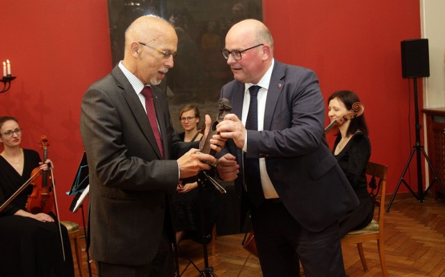 W kameralnym gronie, ale uroczyście  doktor Wiesław Rozłucki odebrał Nagrodę Kopernika Ekonomisty, którą wręczył Maciej Glamowski, prezydent Grudziądza