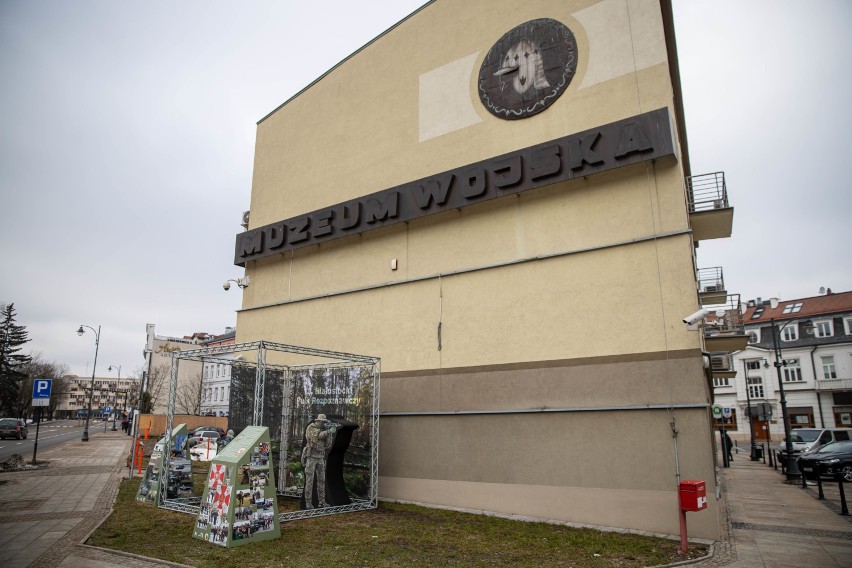 Muzeum Wojska w Białymstoku. Podlascy żołnierze z wystawy padli ofiarą wandali (wideo)