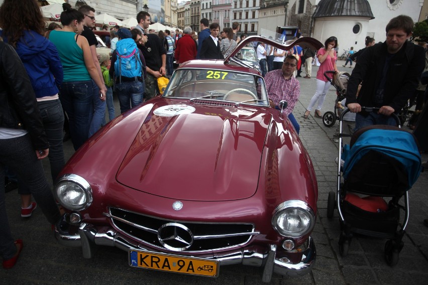 Rajd Krak 2013: legendarne samochody na Rynku Głównym [ZDJĘCIA]