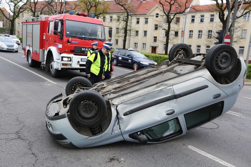 Wypadek na pl. Szyrockiego w Szczecinie. Dachodowało renault clio